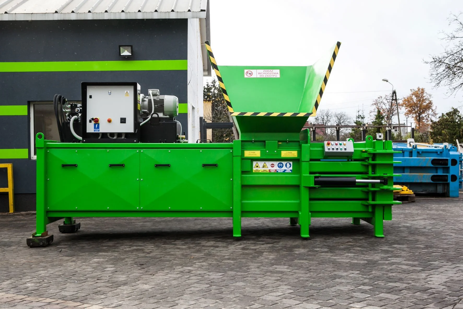 BartonTech 400Plus — Paketovací kanálový lis pro zpracování materiálů do 1 tuny za hodinu. Lisovací síla 50 tun.